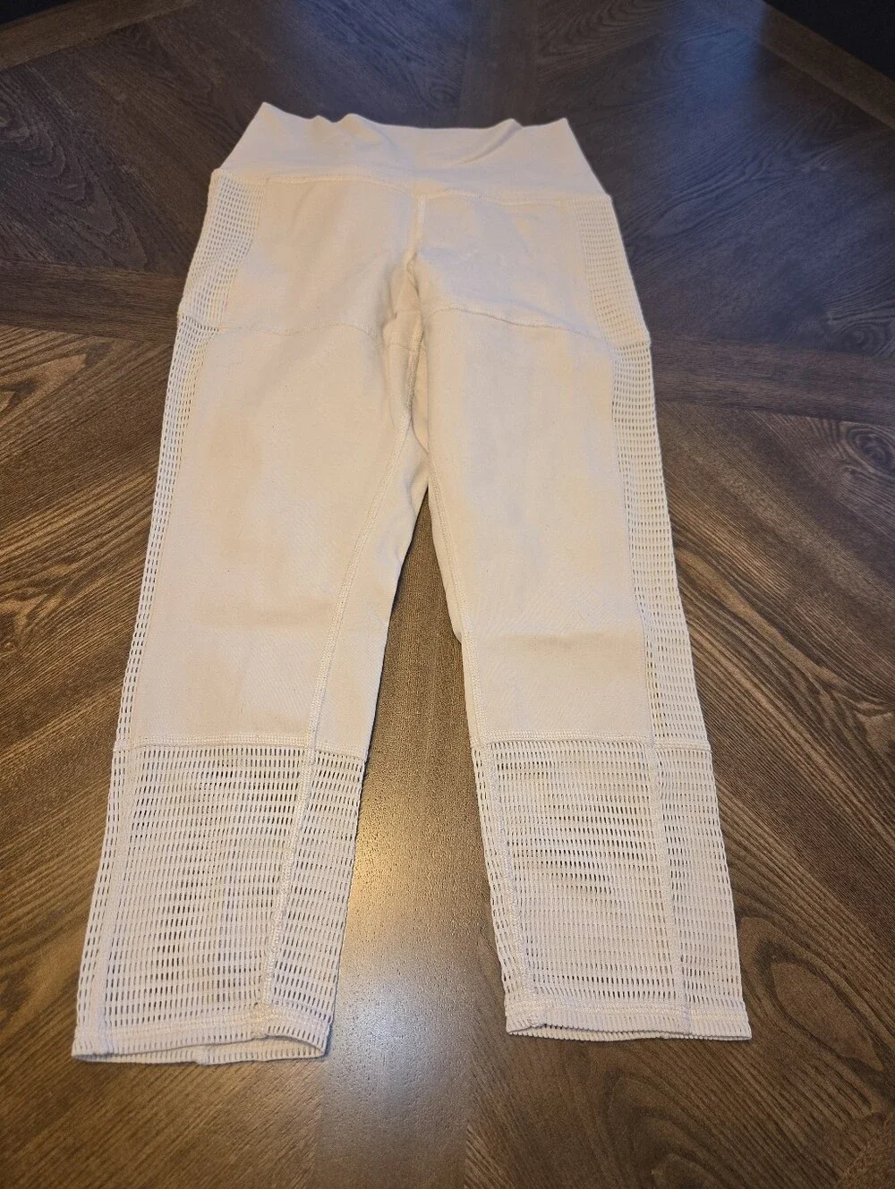Alo Yoga Off The Grid Capri Leggings in  Bone cream sz SMALL